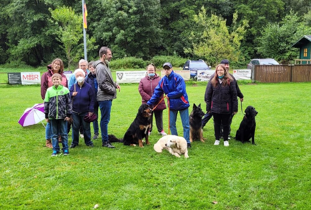 Besuch der Lebenshilfe auf dem Hundeplatz in Niederwörresbach